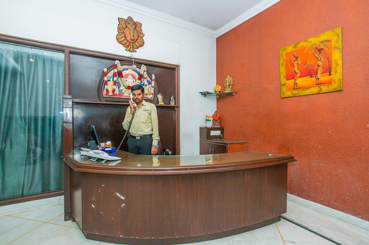 Hotel Oyo 18762 Vaishnavi Residency à Bangalore Extérieur photo