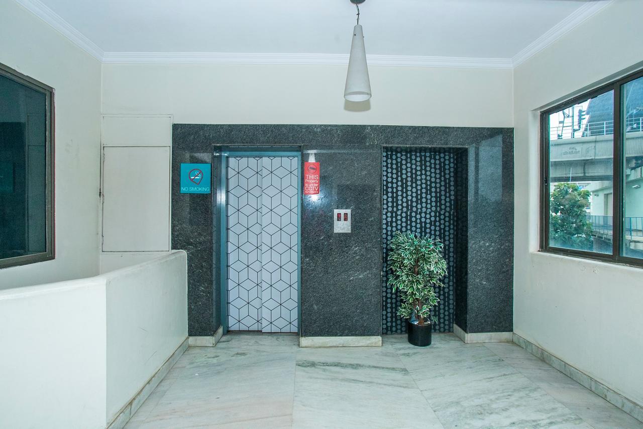 Hotel Oyo 18762 Vaishnavi Residency à Bangalore Extérieur photo