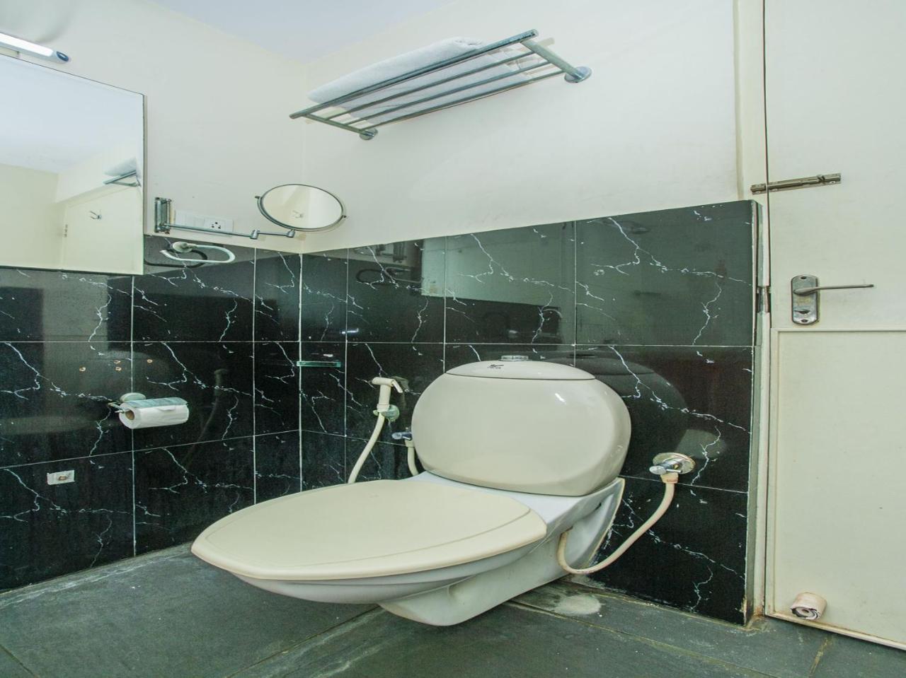 Hotel Oyo 18762 Vaishnavi Residency à Bangalore Extérieur photo